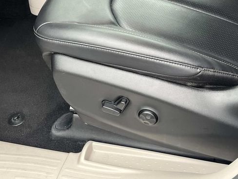 Used 2024 Chrysler Pacifica Touring-L FWD image 27