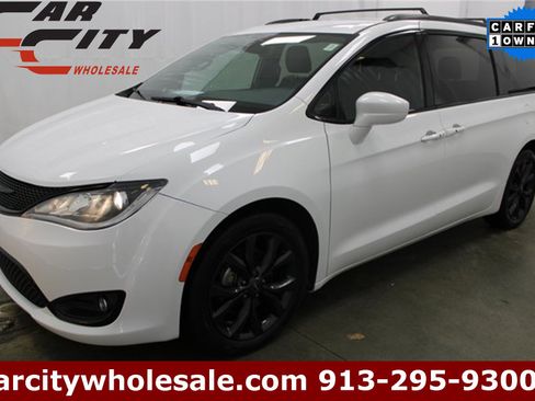 Used 2020 Chrysler Pacifica Touring-L Plus w/ S Appearance Package image 1