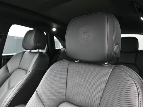 Certified 2025 Porsche Macan image 16