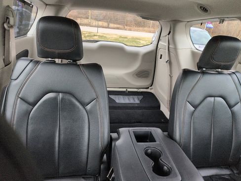 Used 2017 Chrysler Pacifica Touring-L Plus w/ Tire & Wheel Group image 8