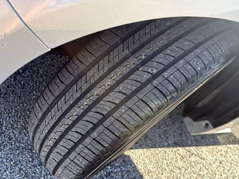 Used 2018 Toyota Avalon XLE Premium image 11