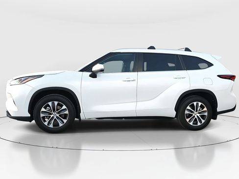 Certified 2024 Toyota Highlander XLE AWD/4WD image 8