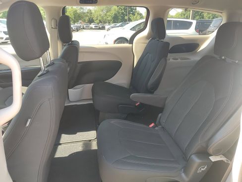 Used 2017 Chrysler Pacifica Touring FWD image 6