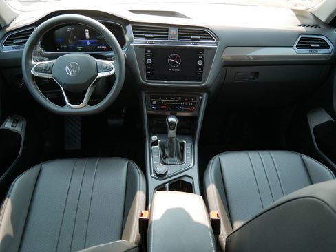 Certified 2024 Volkswagen Tiguan SE AWD/4WD image 10