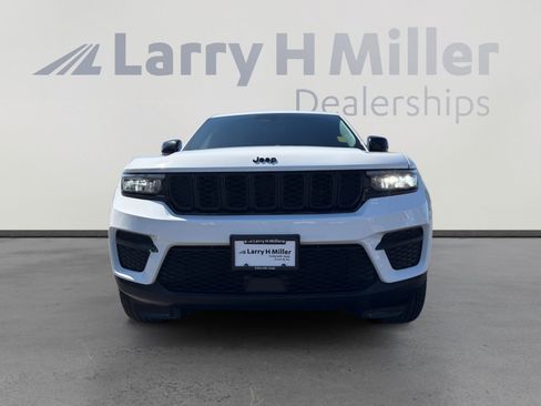 Used 2025 Jeep Grand Cherokee Altitude AWD/4WD image 8