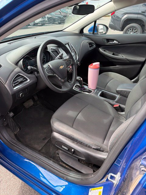 Used 2017 Chevrolet Cruze LT w/ Convenience Package FWD image 2