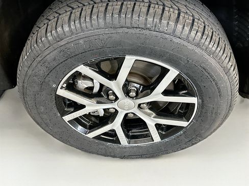 Used 2024 Jeep Grand Cherokee L Limited w/ Luxury Tech Group II image 11