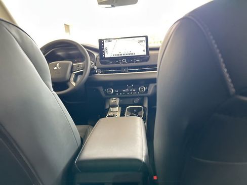 Used 2026 Mitsubishi Outlander SE image 28