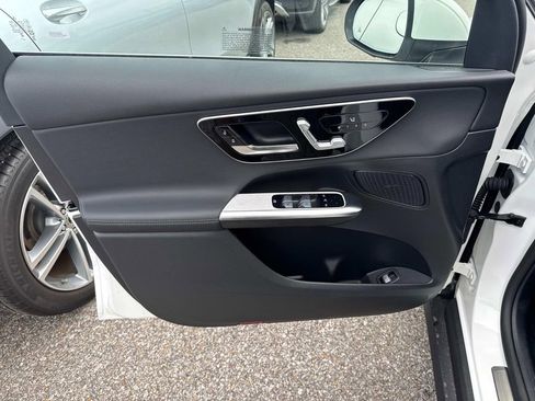 Used 2025 Mercedes-Benz GLC 300 4MATIC image 9