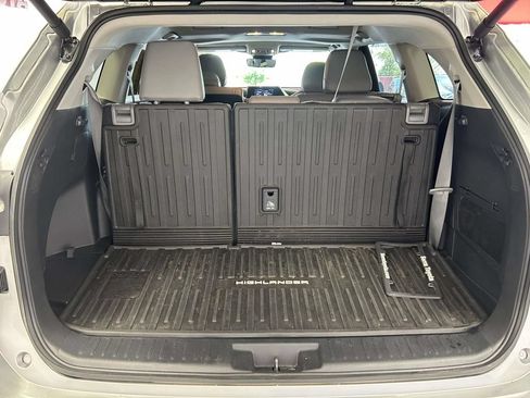 Used 2024 Toyota Highlander XLE FWD image 12