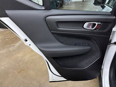 Used 2019 Volvo XC40 T4 Momentum image 15
