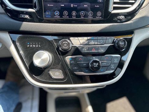 Used 2020 Chrysler Pacifica Touring-L Plus w/ Tire & Wheel Group image 13