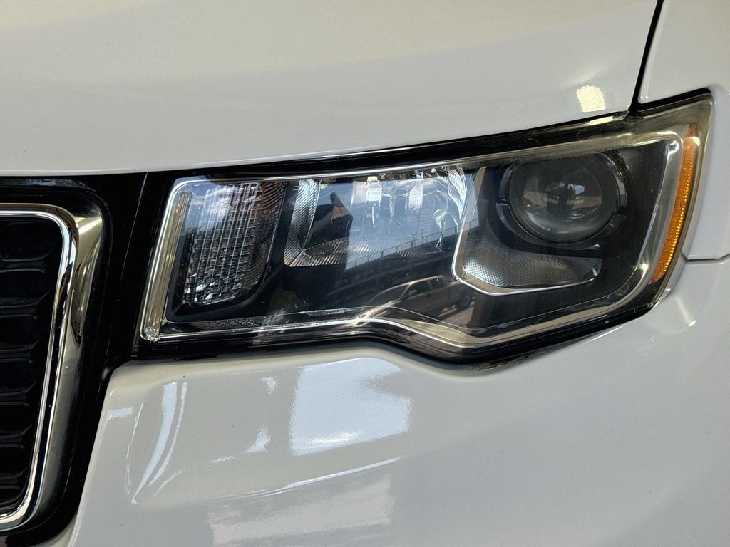 Used 2018 Jeep Grand Cherokee Laredo AWD/4WD image 36