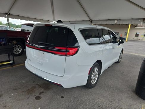 Used 2025 Chrysler Pacifica Select FWD image 6