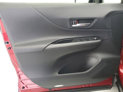 Used 2022 Toyota Venza LE image 21