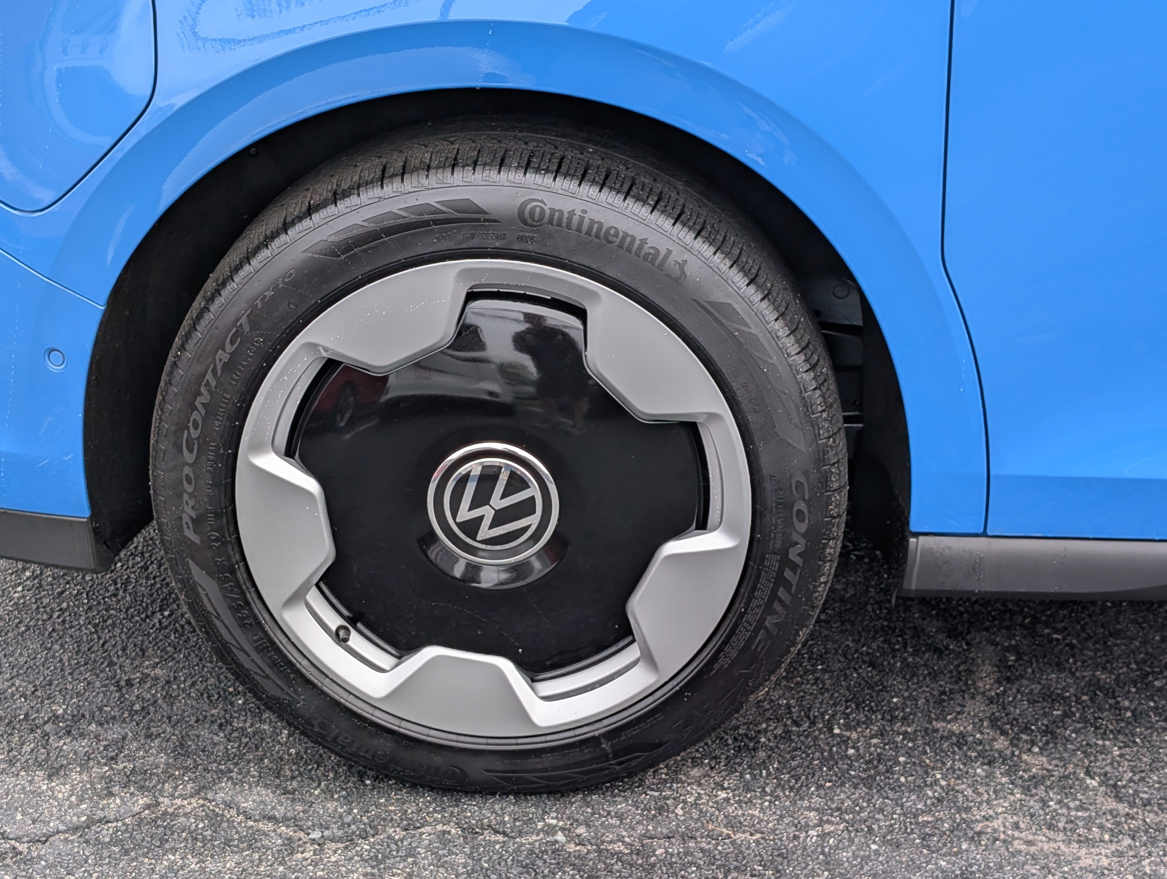 Used 2025 Volkswagen ID. Buzz Pro S Plus w/ Cupholders Package AWD/4WD image 9