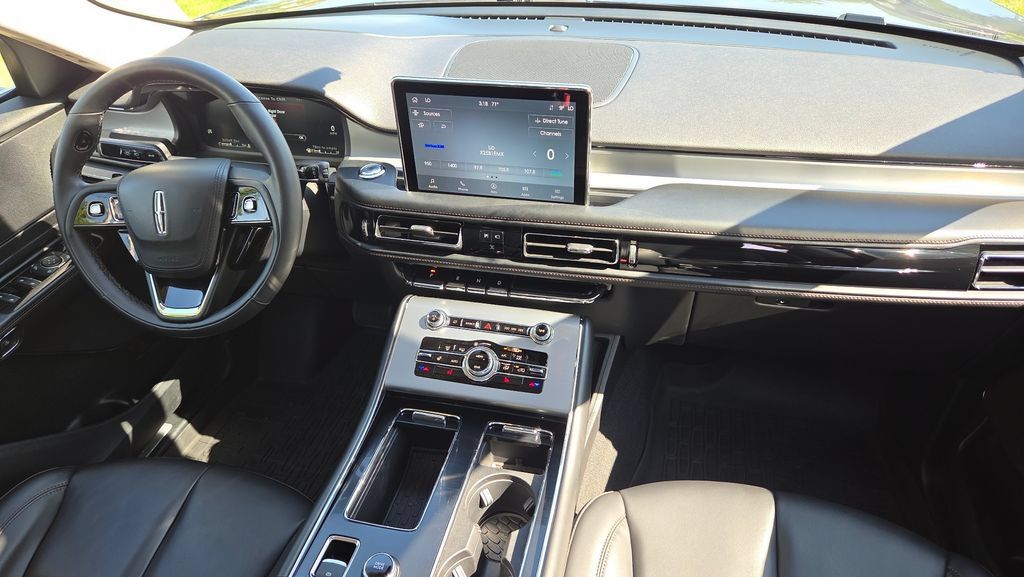 Used 2023 Lincoln Aviator AWD w/ Premium Package image 16
