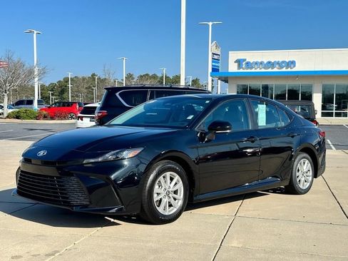 Used 2025 Toyota Camry LE image 4