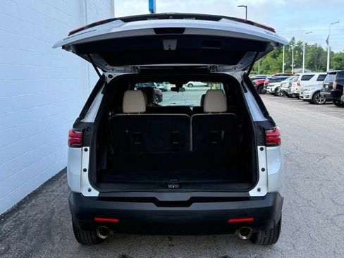 Used 2022 Chevrolet Traverse LS FWD image 7