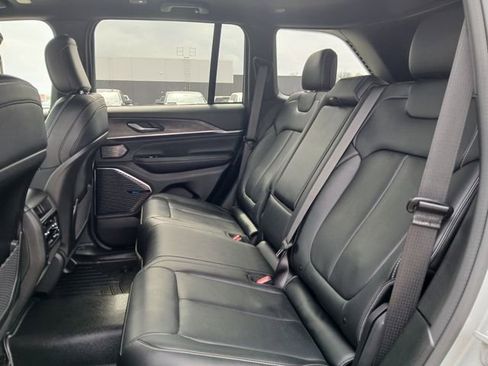 Used 2022 Jeep Grand Cherokee Overland AWD/4WD image 13