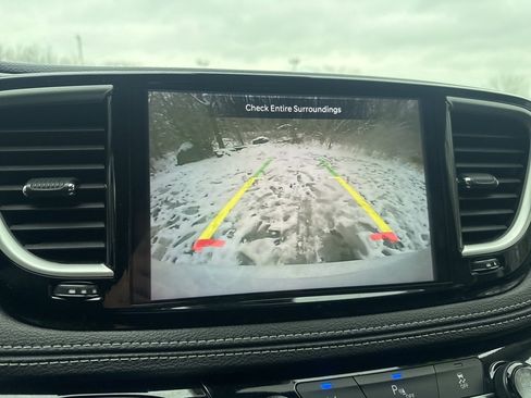 Used 2024 Chrysler Pacifica Select image 32