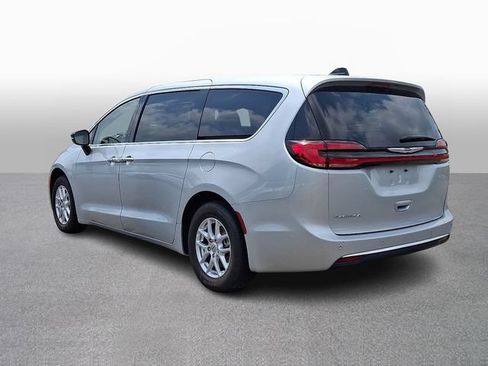 Used 2024 Chrysler Pacifica Touring-L FWD image 6