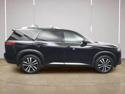 Certified 2025 Nissan Pathfinder Platinum w/ Cargo Package FWD image 8