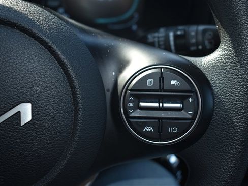 Used 2025 Kia Soul LX image 13