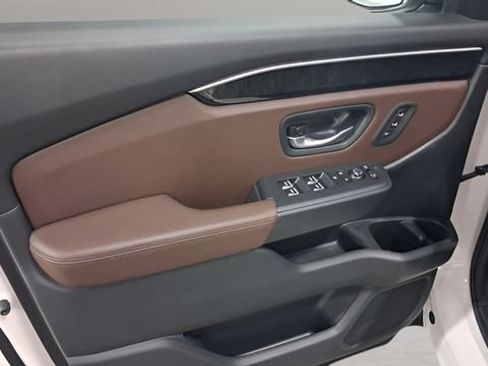 Used 2025 Honda Pilot Elite image 26