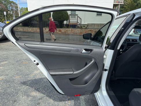 Used 2014 Volkswagen Jetta S image 16