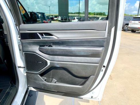 Used 2025 Jeep Wagoneer L Series II AWD/4WD image 26