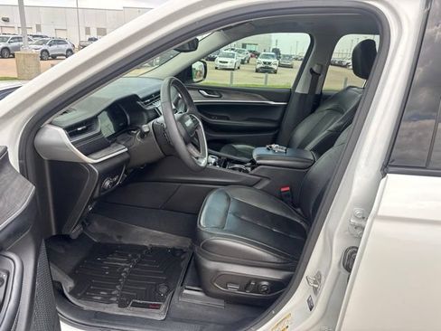 Used 2023 Jeep Grand Cherokee L Limited w/ Black Appearance Package AWD/4WD image 16