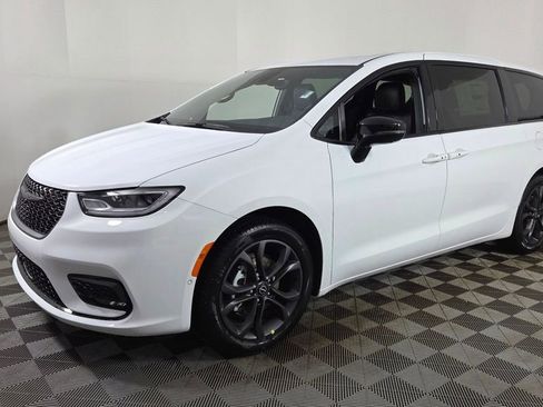 New 2026 Chrysler Pacifica Select FWD image 3