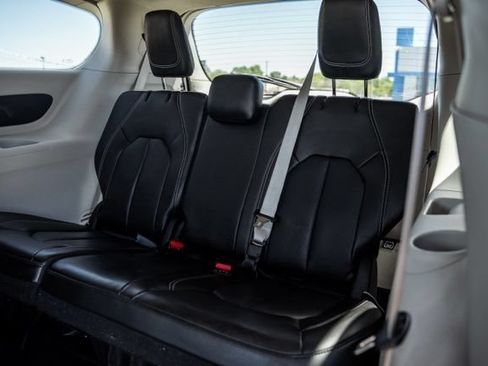Used 2023 Chrysler Pacifica Touring-L FWD image 29
