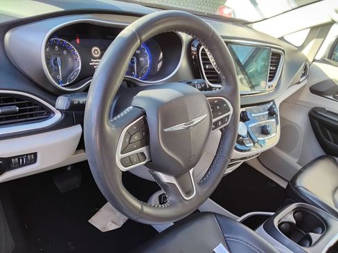 Used 2023 Chrysler Pacifica Touring-L FWD image 8