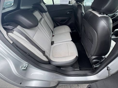 Used 2021 Chevrolet Trax LT FWD image 18