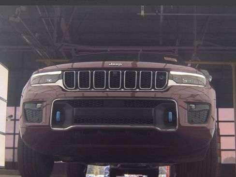 Used 2022 Jeep Grand Cherokee Overland w/ Advanced Protech Group III AWD/4WD image 4