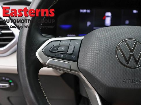 Used 2025 Volkswagen Taos SE AWD/4WD image 15