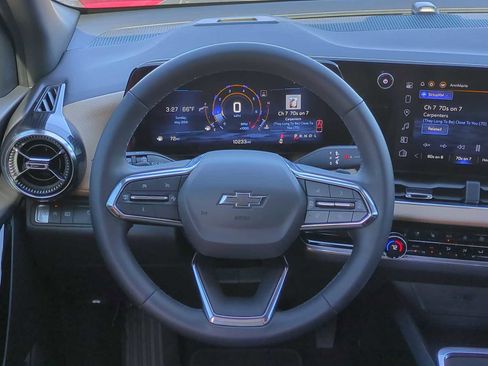 Used 2025 Chevrolet Equinox ACTIV w/ Safety and Technology Package image 11