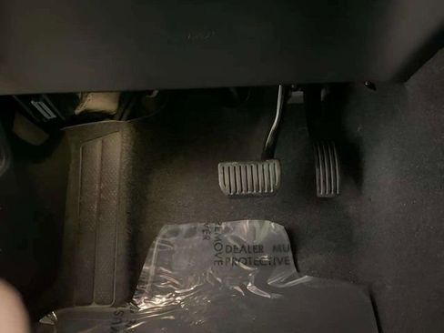 Used 2025 Volvo XC40 B5 Plus image 35