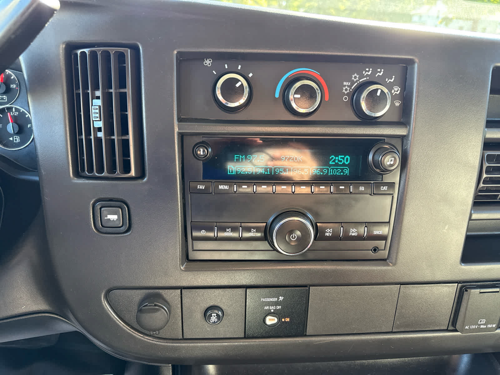 Used 2017 Chevrolet Express 3500 Extended RWD image 19