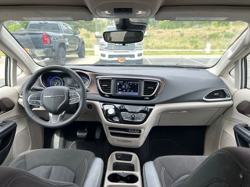 Used 2023 Chrysler Voyager LX FWD image 20