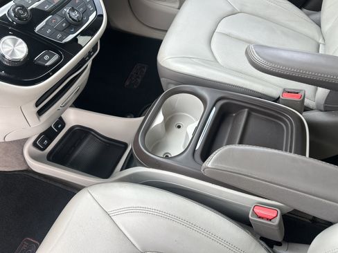 Used 2018 Chrysler Pacifica Touring-L Plus w/ Tire & Wheel Group image 24