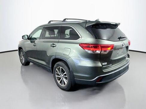 Used 2019 Toyota Highlander XLE AWD/4WD image 4