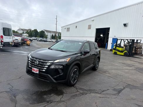 Used 2024 Nissan Rogue SV AWD/4WD image 3