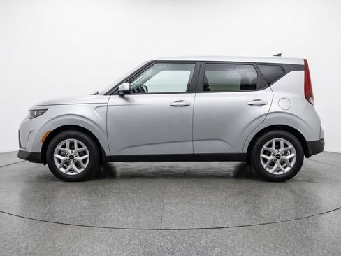 Used 2025 Kia Soul LX w/ LX Technology Package FWD image 3