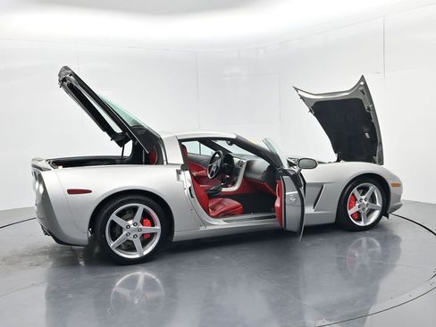 Used 2005 Chevrolet Corvette Coupe w/ Preferred Equipment Group RWD image 50
