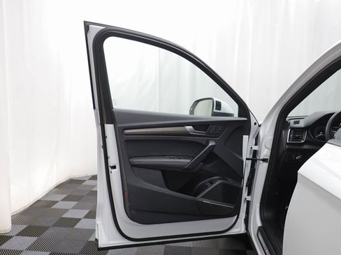 Used 2025 Audi Q5 e Premium Plus w/ Premium Plus Package image 4