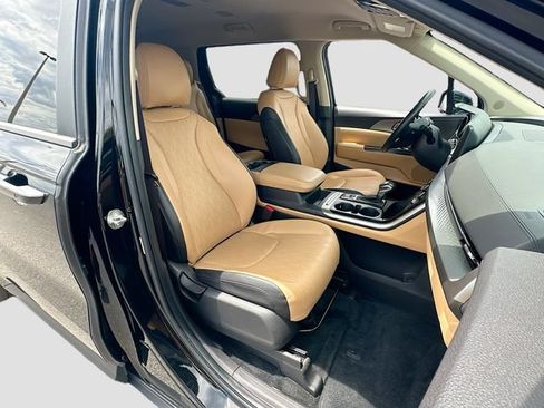 Used 2024 Kia Carnival LX FWD image 28