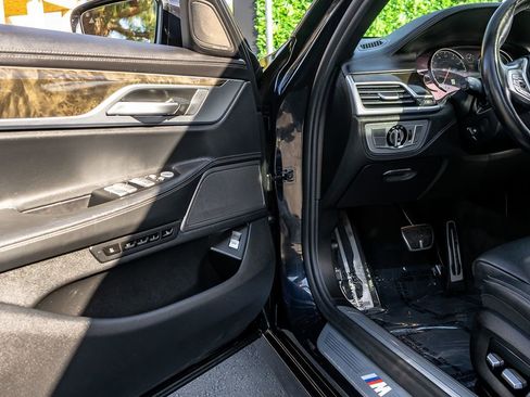 Used 2019 BMW 750i w/ Executive Package image 11